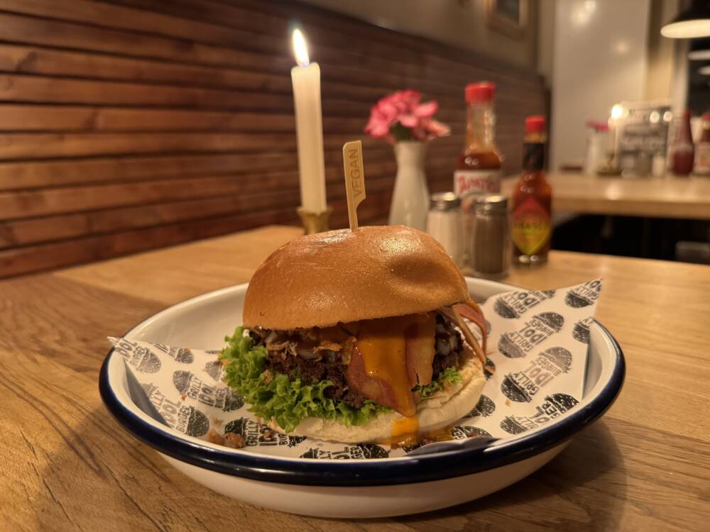 Keine Verwechslungsgefahr: Der vegane BBQ-Burger wird bei Grilly Idol entsprechend mit Spieß gekennzeichnet / ©Robin Veithöfer