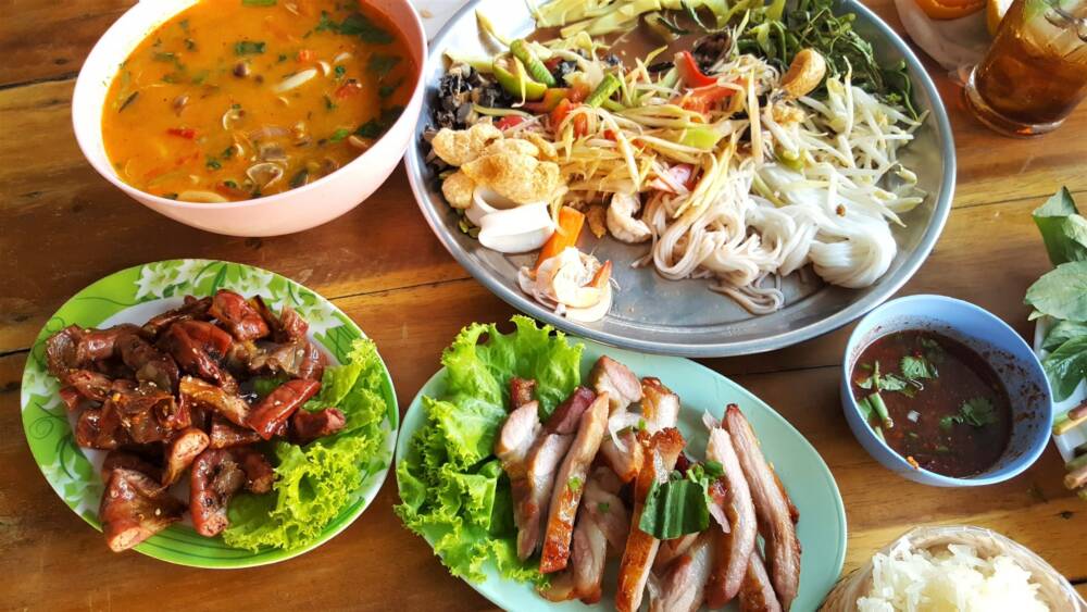 Leckeres Thai-Essen an richtigen Thai-Tables –  authentisch also / ©Unsplash/Jerome Jome
