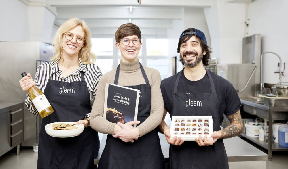 Naturpatisserie Gleem: Gründerin Anna Gliemer (Mitte) und ihre Mitarbeiter Sinje Schäfer und Ignacio Malespina / ©Gleem