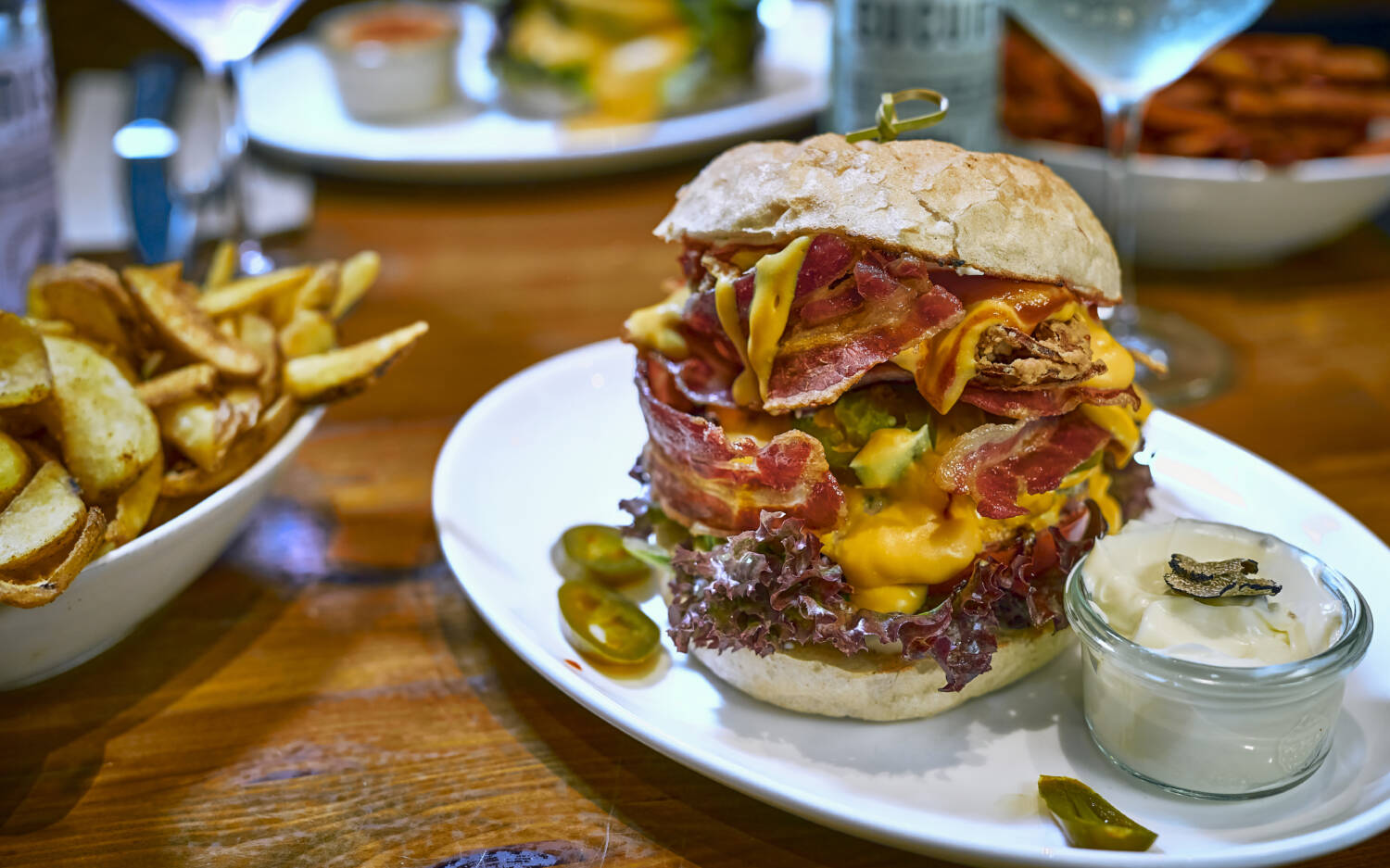 Ordentliche Portion: der WIldfleisch-Burger vom Edelsatt / ©Marc Sill