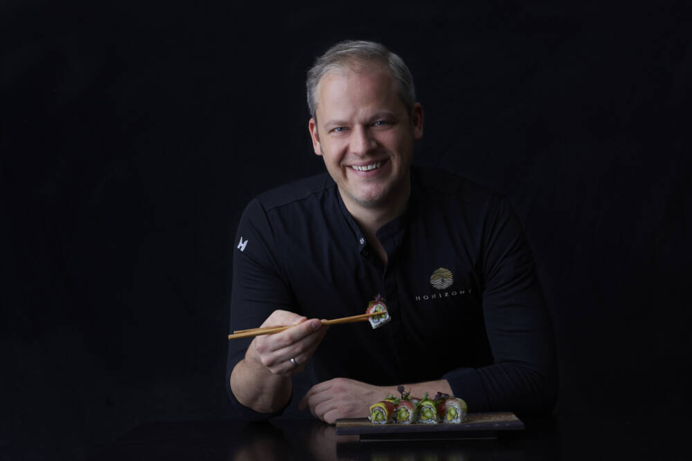 Sebastian Hamester sorgt am Timmendorfer Strand für experimentelle Sushi- und Sashimi-Kreationen / ©Strandhotel Fontana