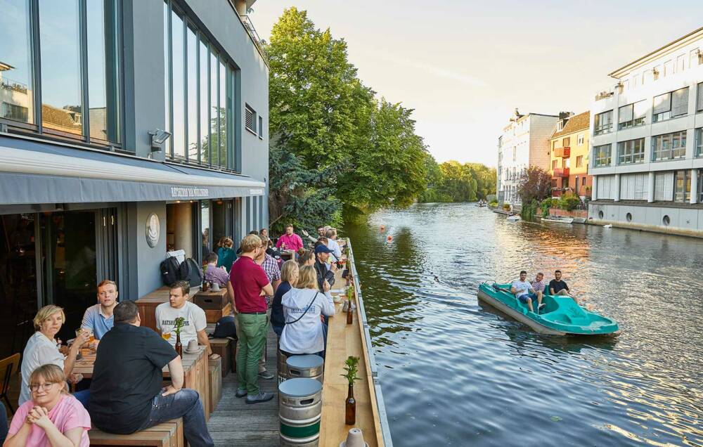 Sommer in Hamburg: Die Terrasse der Ratsherrn Bar lockt an warmen Tag mit Bier und Wohlfühlküche / ©Seren Dal