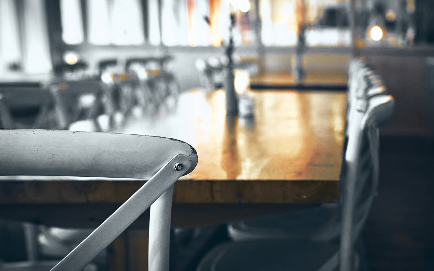 Tische und Stühle des Barefood Deli bleiben leer: das ehemalige Restaurant von Til Schweiger hat endgültig geschlossen / ©Marc Sill