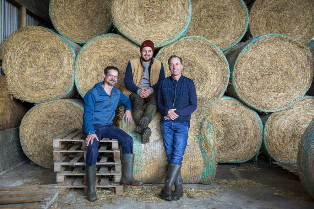 Ulf Schönheim (links) und Malte Bombien leiten die Regionalwert AG Hamburg. Landwirt Tobias Carstens (Mitte) ist Partner der ersten Stunde / ©Uta Gleiser Photography