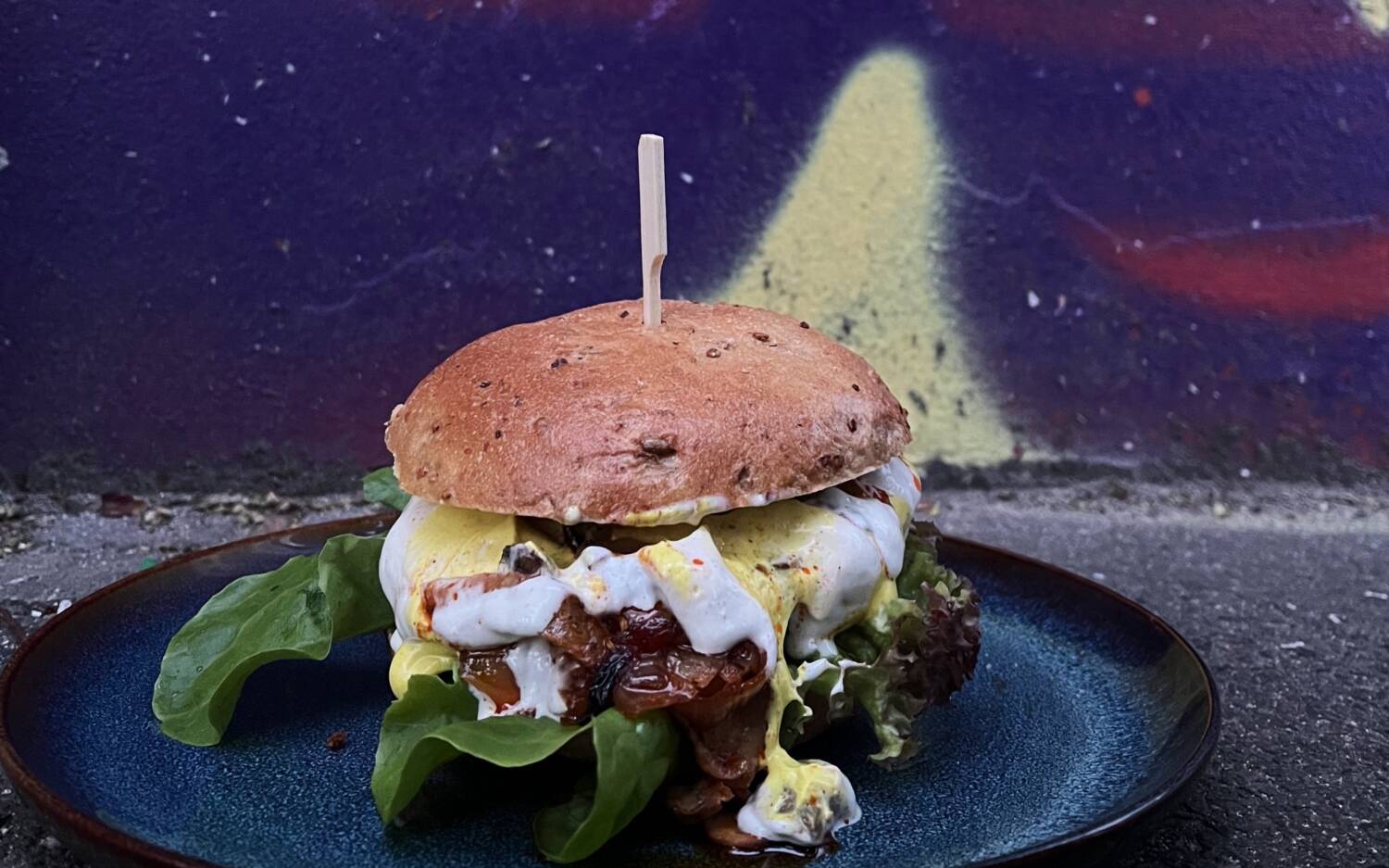 Veganer Burger sind in Hamburg einfach zu finden – und sie sehen zum Anbeißen aus wie im Happenpappen / ©Happenpappen