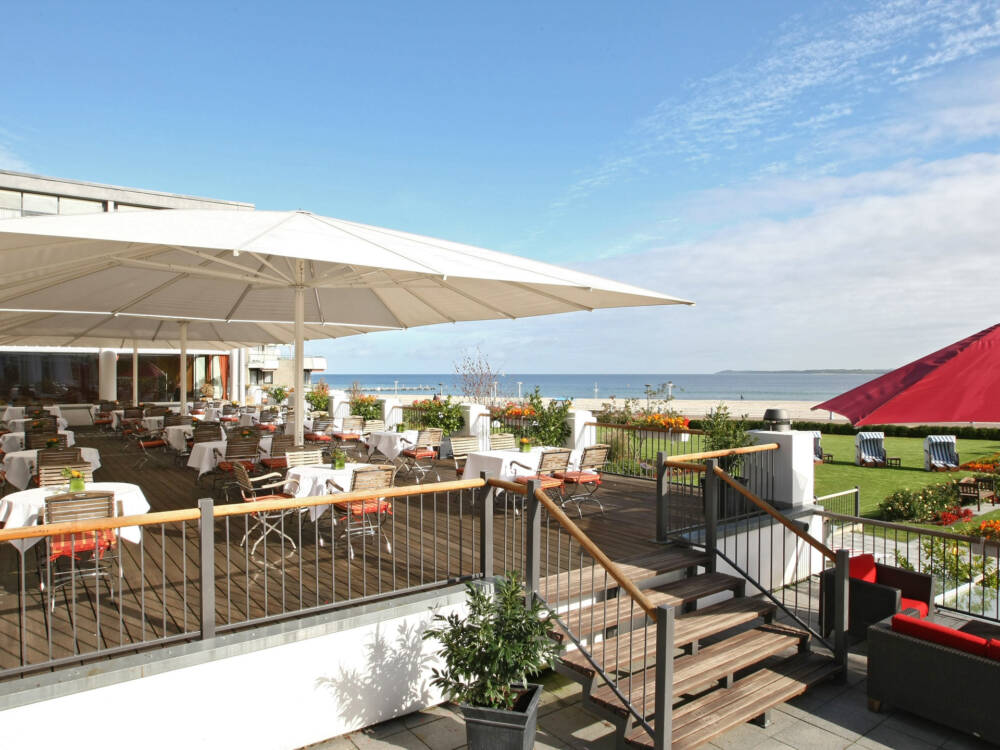 Voll verglaste Speiseräume und eine Sommer­terrasse im Holstein’s Restaurant an der Ostsee / ©Atlantic Grand Hotel Travemünde