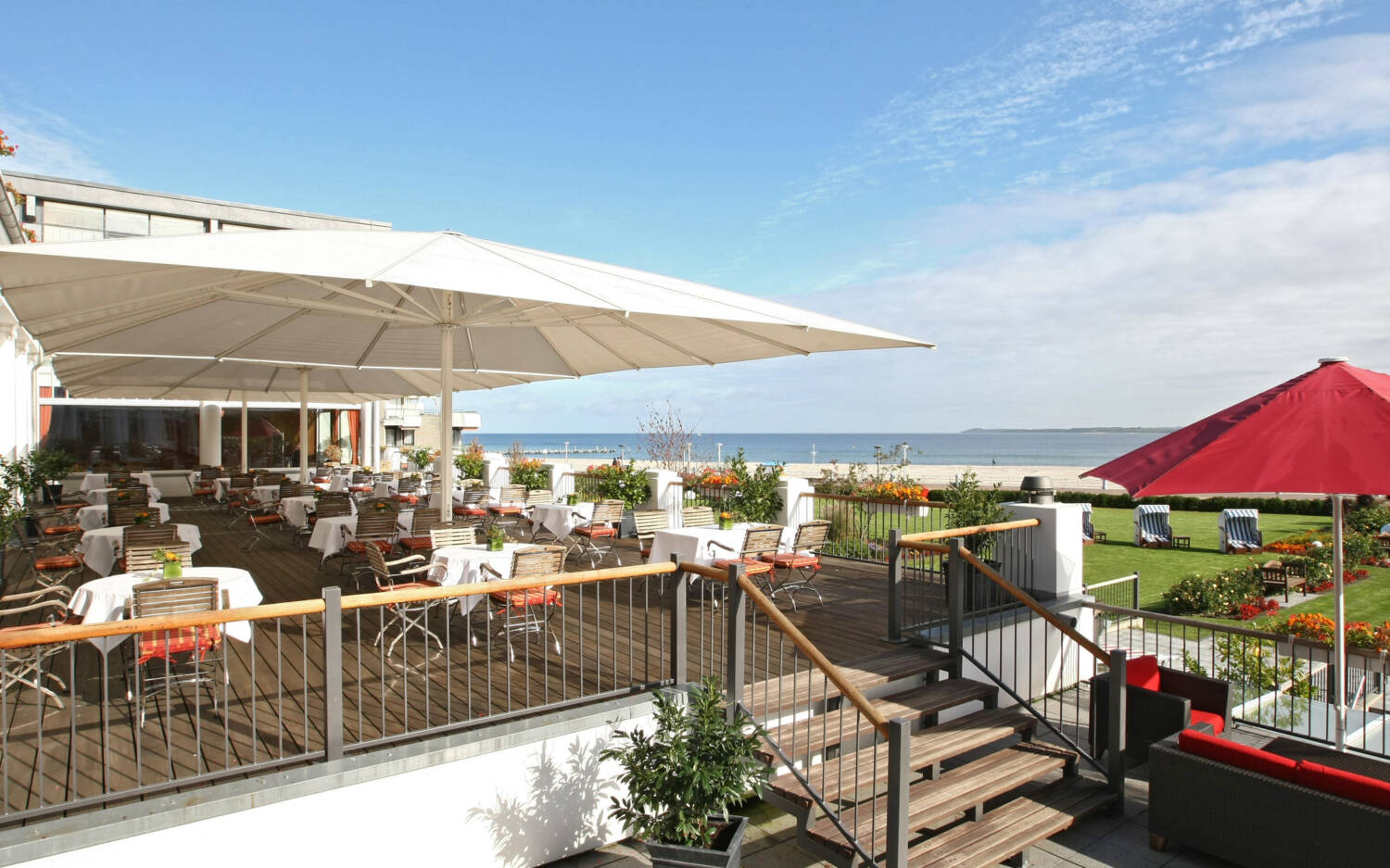 Voll verglaste Speiseräume und eine Sommer­terrasse im Holstein’s Restaurant an der Ostsee / ©Atlantic Grand Hotel Travemünde