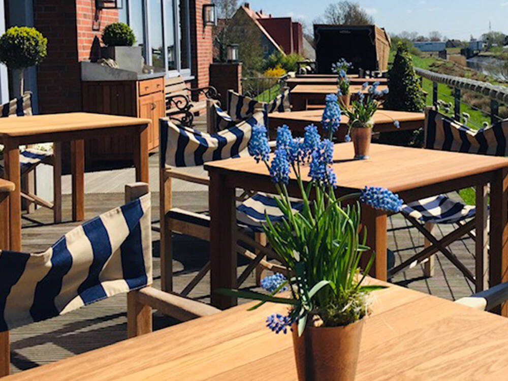 Bei schönem Wetter lässt es sich gut auf der Terrasse des Restaurants verweilen / @Aal-Kate