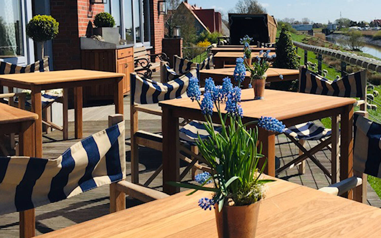 Bei schönem Wetter lässt es sich gut auf der Terrasse des Restaurants verweilen / @Aal-Kate