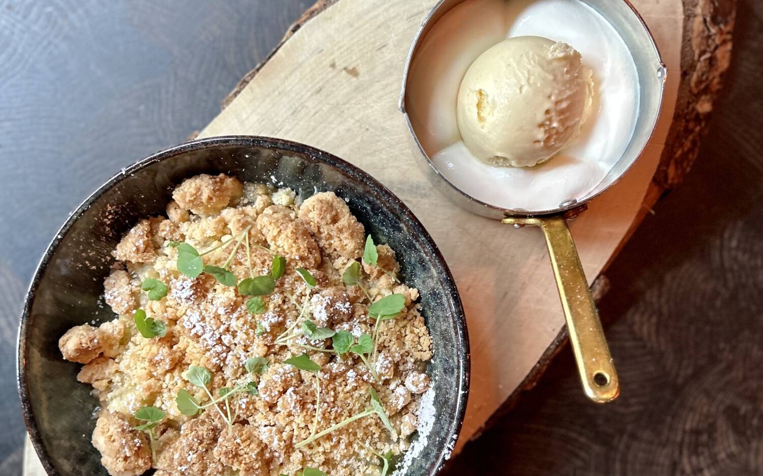 Birnen- Streusel aus dem Ofen mit geschlagener Sahne und Vanilleeis runden den Mittag im Heimat ab / ©Heimat Restaurant