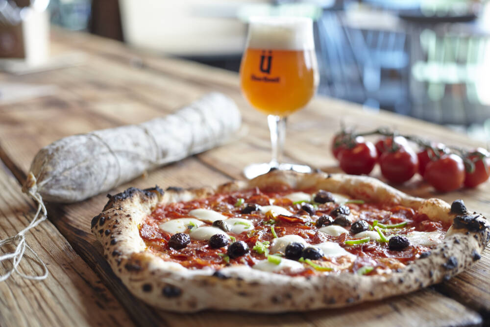 Die perfekte Kombi: Pizza, Bier und die tolle Location des ÜberQuell / ©ÜberQuell Brauwerkstätten