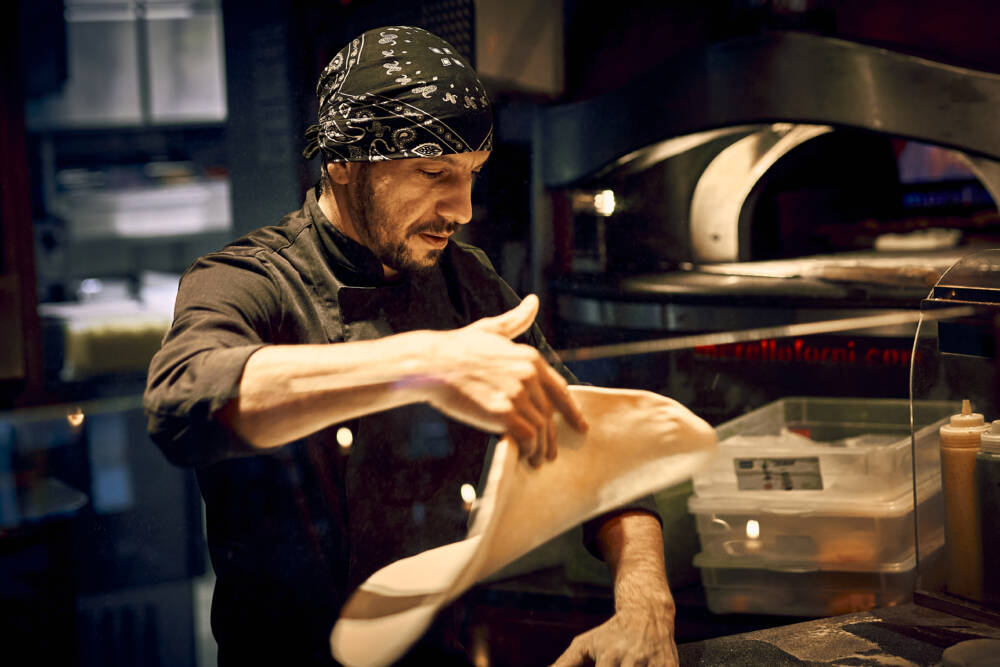 Die Pizzabäcker von Luigi’s wissen, wie der Teig besonders groß wird / ©Marc Sill