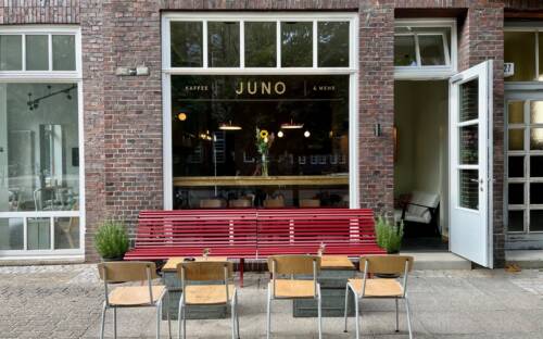 Die rote Bank vor dem Juno lockt jung und alt zugleich an / ©Juno