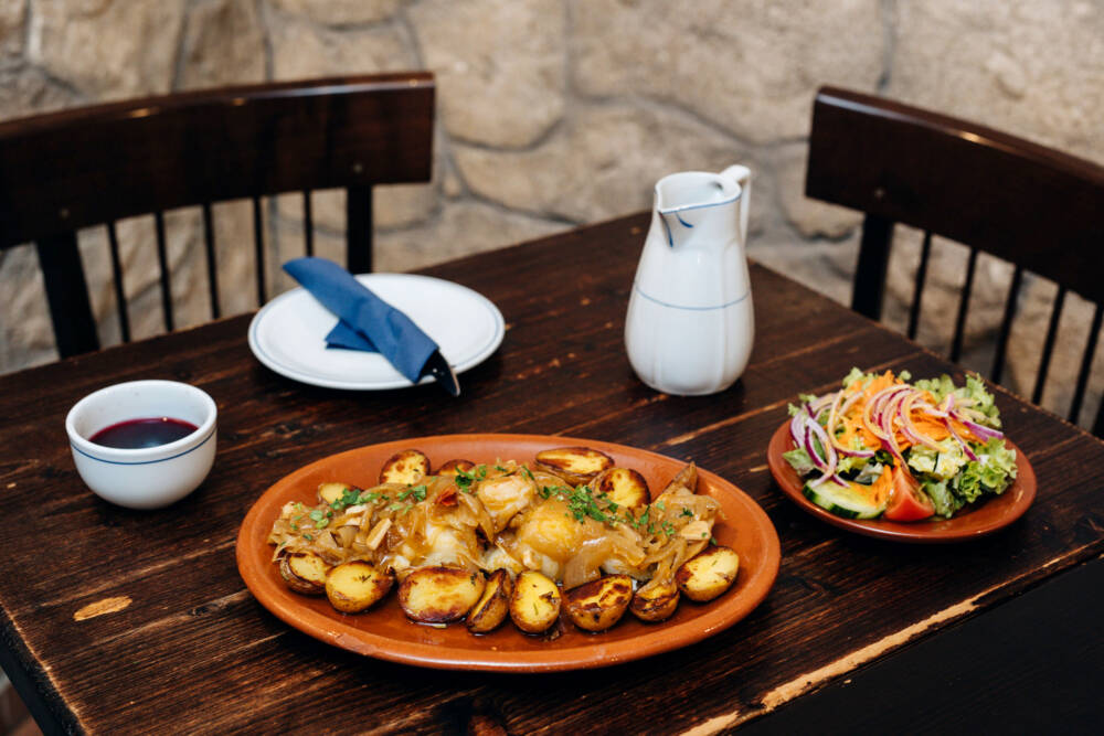 Die Tasquinha Galego punktet durch ausgewählte Speisen und ein charmantes, rustikales Inneres / ©Julia Schumacher