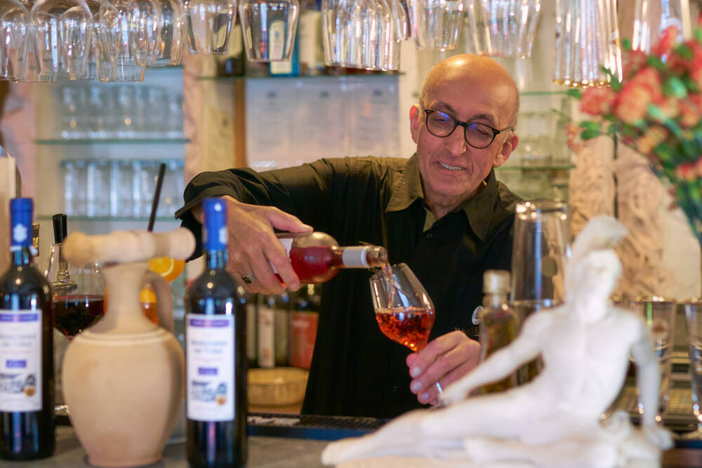Ein Glas Wein darf beim Besuch in der Taverna Corfu nicht fehlen / ©Marc Sill 