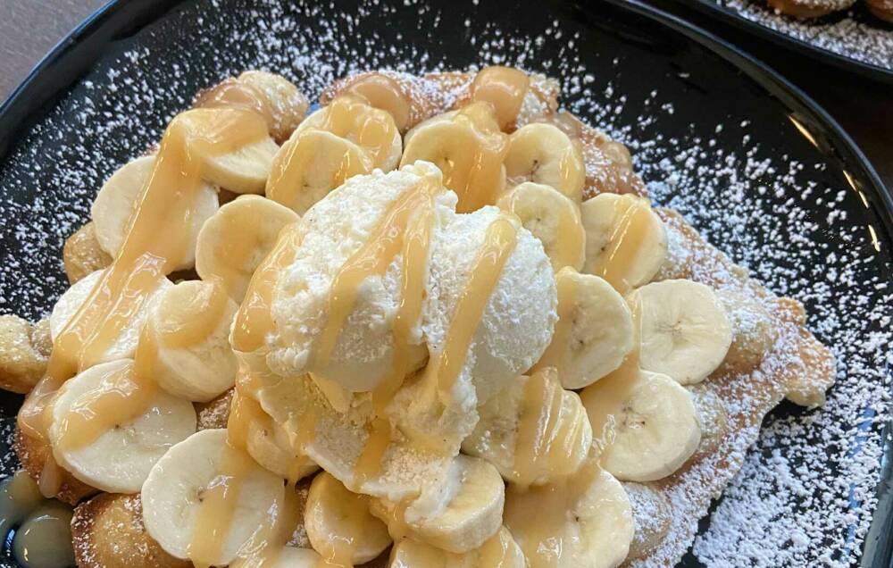 Ein Waffel-Traum mit weißer Schokolade, Bananen und Vanilleeis / ©Johanna Zobel