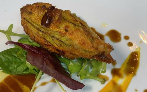 Fiori di Zucchini: Zucchiniblüten, golden frittiert in hauchdünnem Tempurateig mit Ricottafüllung  /©Caruso