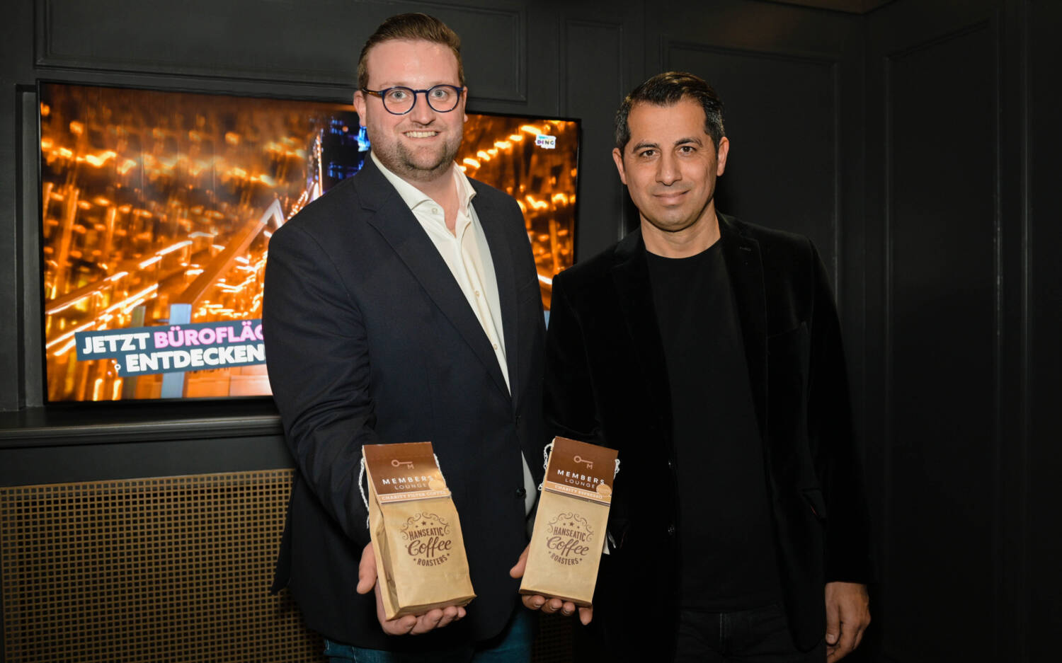 Frederic Peters und Sharam Honarbakhsh haben den neuen Memberslounge Charity Coffee gemeinsam vorgestellt / ©Memberslounge