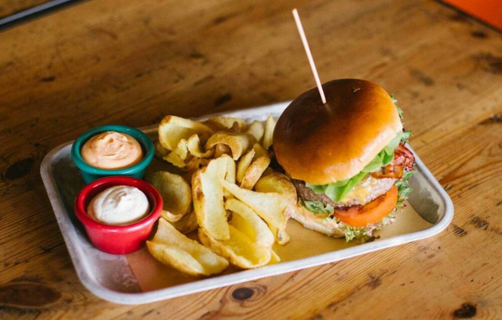 Füße im Sand und Essen für die ganze Familie: der Beachclub Strandpauli im Hamburger Hafen / ©David Strüning