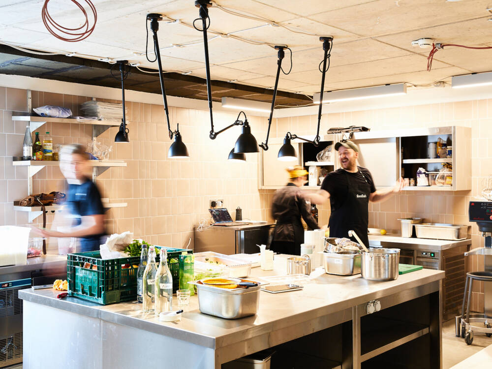 Ideen brauchen Raum: Im foodlab in der HafenCity können Start-ups in der Testküche an ihren Rezepten  feilen / ©Vivi D’Angelo