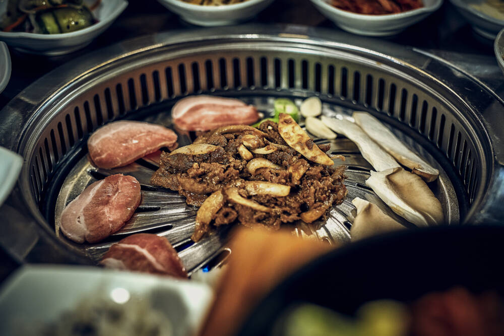 Im Hanmi wird’s heiß, denn am Tisch werden Schweinebauch und Gemüse gegrillt / ©Marc Sill