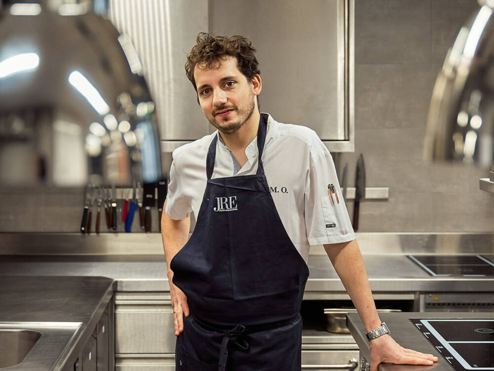 Maurizio Oster steht am 28. Februar gemeinsam mit Alexander Wulf in seiner Küche in Winterhude / ©Wim Jansen