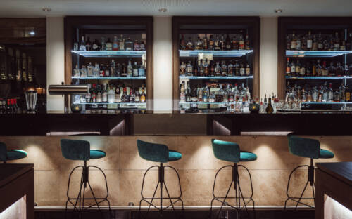 Ob geschäftlicher Talk oder privater Plausch: die Cantinetta Bar bietet für beides die passende Atmosphäre /  ©AMERON Hamburg Hotel Speicherstadt