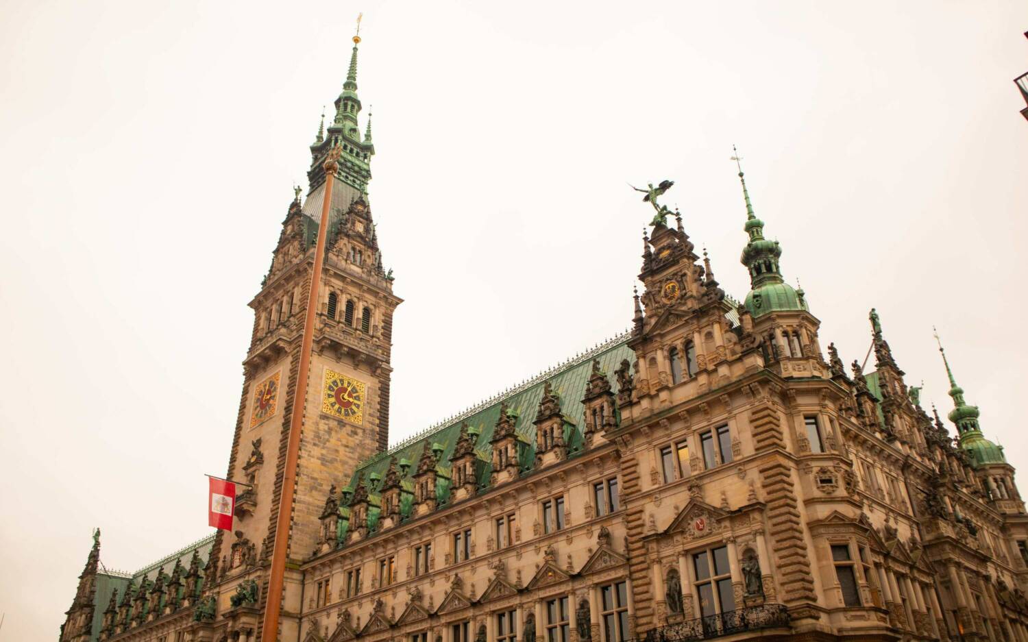 Rund um das imposante Rathaus findet man einige besuchenswerte Restaurants / ©Genuss-Guide 