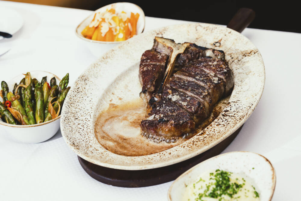 Steakhouse: Die Köchinnen und Köche im Theo’s wissen, wie man ein Steak grillt / ©Julia Schumacher