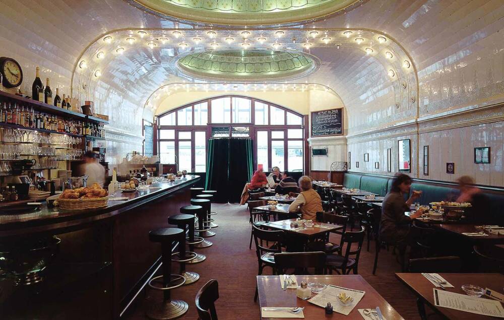 Von früh bis spät können im Café Paris internationale Gerichte in französischer Atmosphäre geschlemmt werden / ©Café Paris