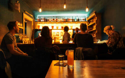 Auf ein oder zwei spannende Drip-Cocktail-Kreationen in die Drip-Bar / ©Jakob Boerner