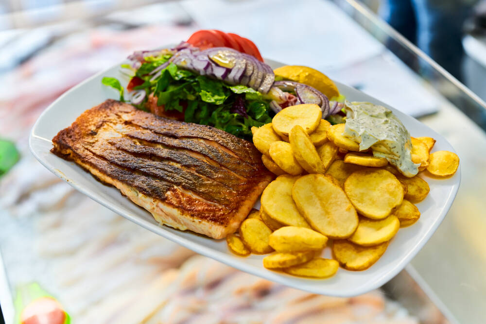Bunte Teller und toller Geschmack beim Fischimbiss Schabi / ©Marc Sill