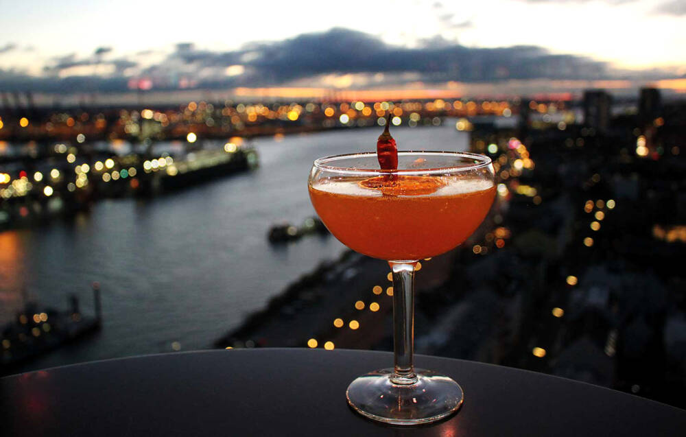 Cocktail-Fans können im 20 Up auf das Lichtermeer in Hamburgs Hafen blicken / ©Skyline Bar 20 Up