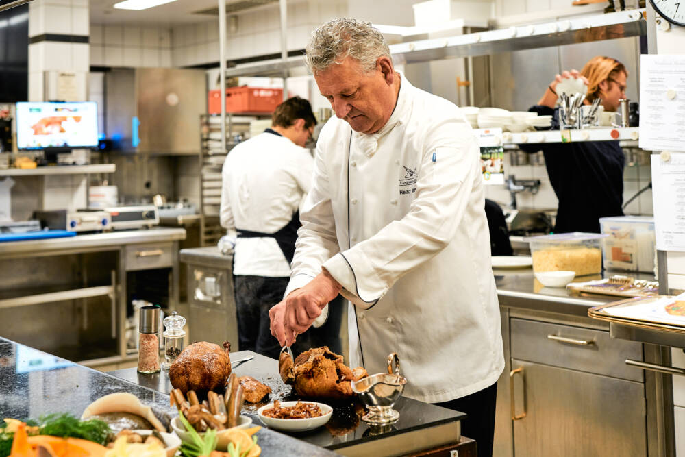 Der Chef des Landhaus Scherrer in Othmarschen bei der Arbeit / ©Marc Sill