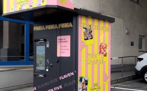 Der Pizzaautomat am A&O Hostel serviert 24/7 eine große Auswahl an Pizza / ©Marie Oetgen