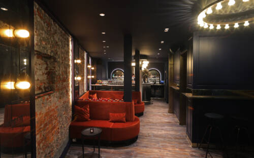 Die dunkle Wandfarbe unterstreicht das stimmungsvolle Anbieten der Paola’s Bar in Eppendorf / ©Melanie Dreysse