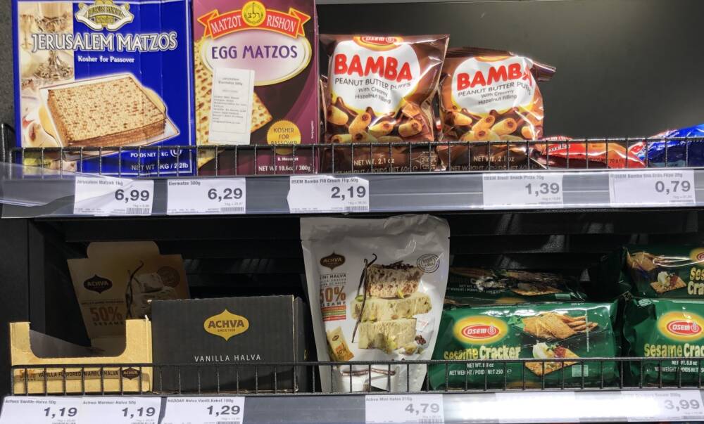 Halva, Matze und mehr: das Koscher-Regal im Supermarkt Edeka S. Anders in der Grindelallee / ©Genuss-Guide