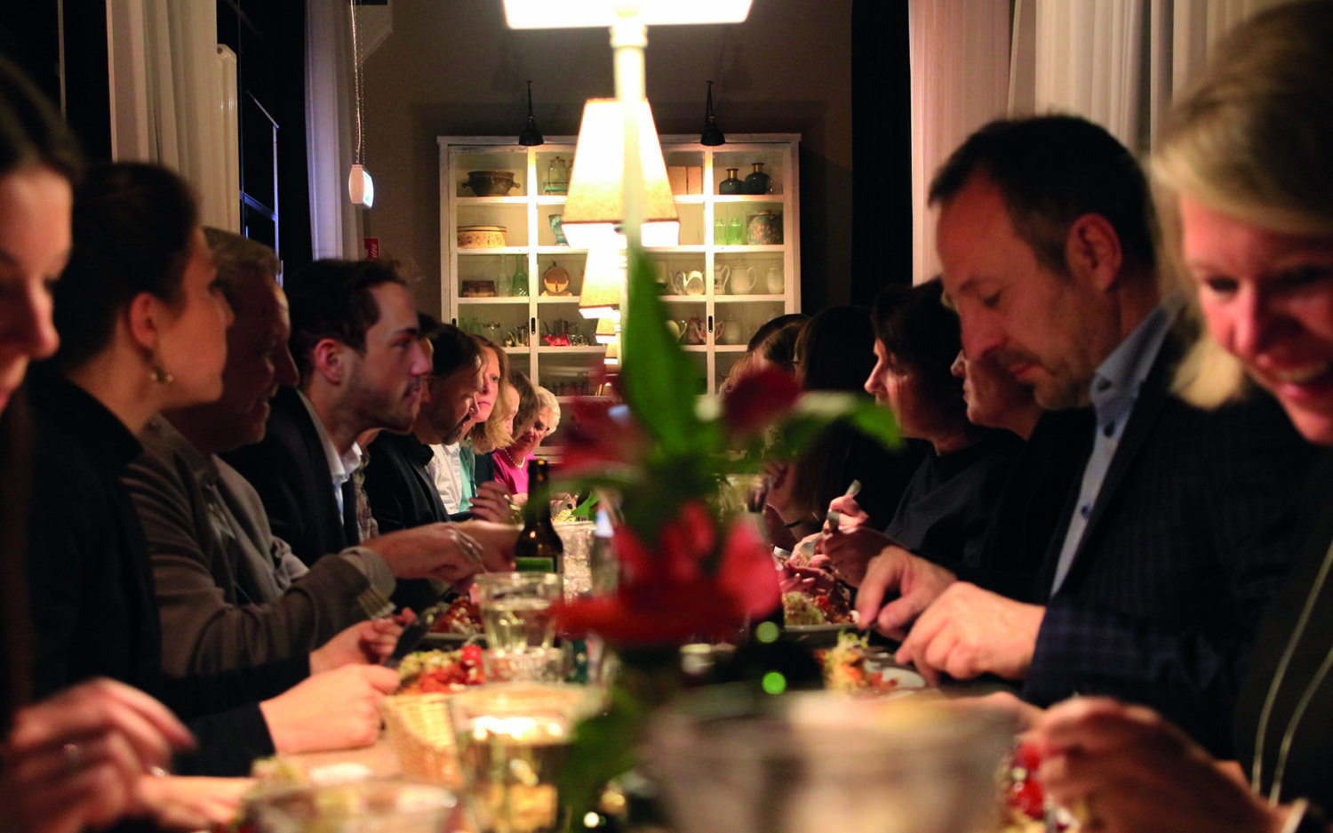 Nach dem Theater essen die Besucherinnen und Besucher gemeinsam an einer langen Tafel / ©2te Heimat