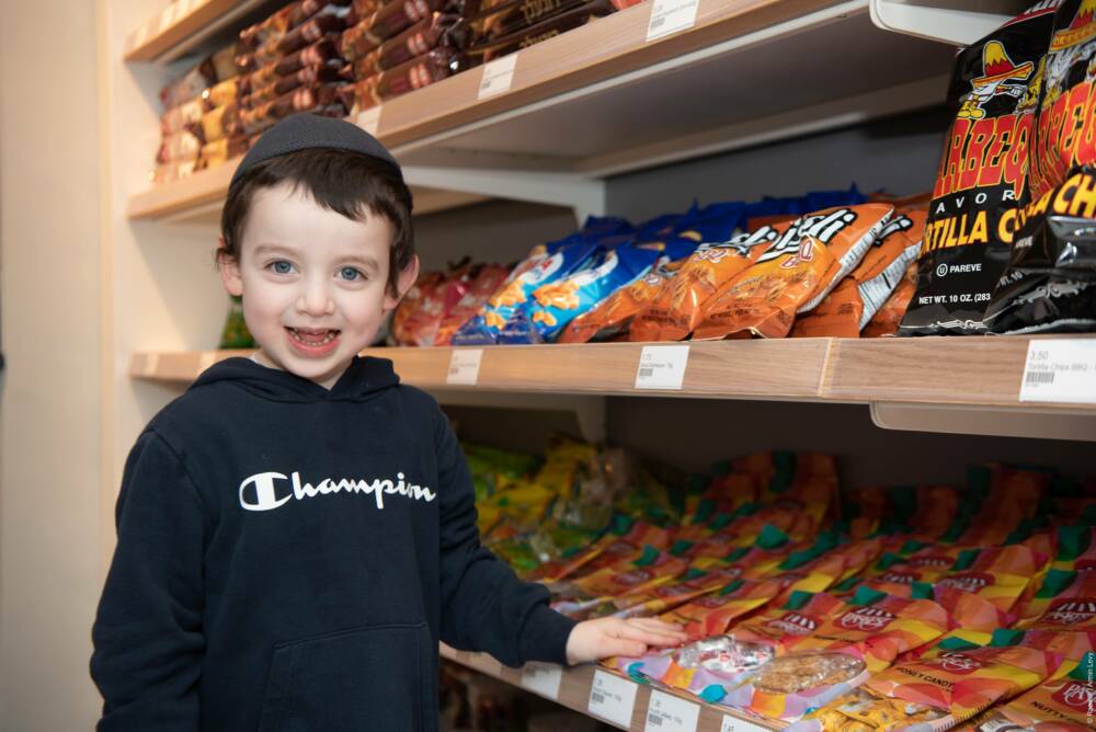 Süßigkeiten und Snacks sind beliebt im Kosher Market / ©Raawi / Armin Levy