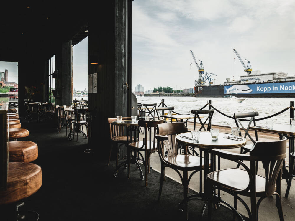 Alster, Elbe, Fleete und Kanäle: Restaurants auf dem Wasser gibt es in Hamburg einige. So wie das Liberté am Fischmarkt / ©StefanTrochaPhotography