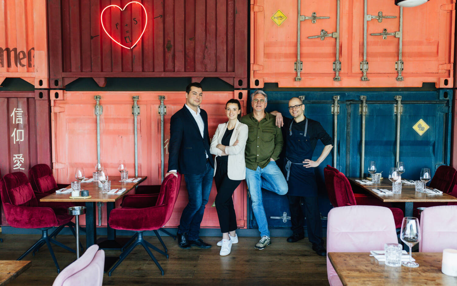 Am Kai: Restaurant­leiter Sebastian Stylianou, Eventmanage­rin Natascha Mataruga, Inhaber Enzo Caressa und Küchenchef Jacob Schmidt / ©Julia Schumacher