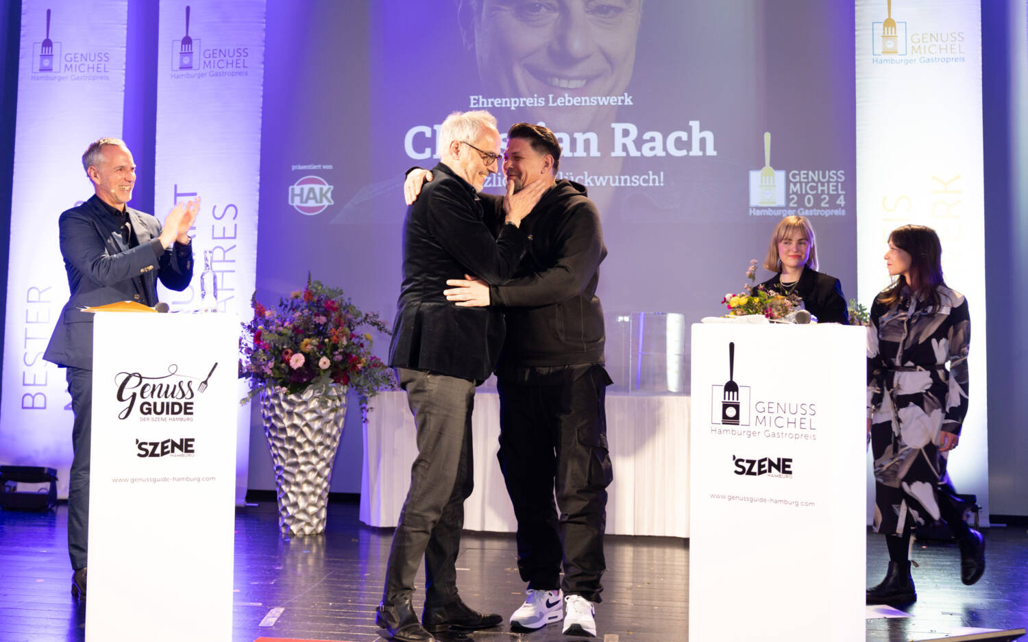 Arm in Arm: Christian Rach und Tim Mälzer / ©Julia Schumacher
