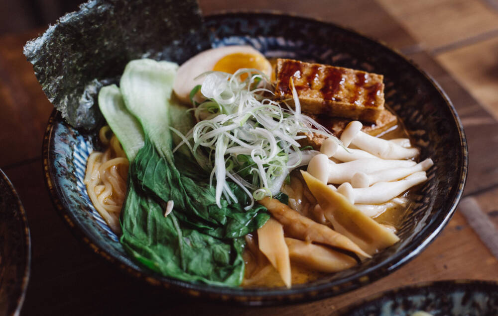 Aromatische Ramen, Tatami-Tischchen und asiatische Popkultur im Aomame Vegan / ©Aomame