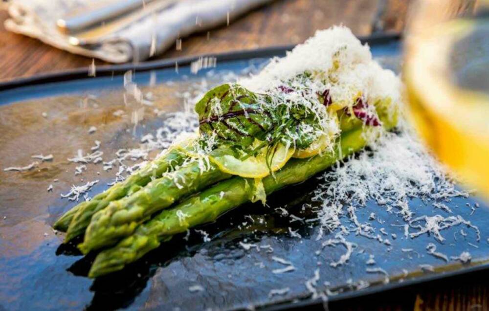 Auch Spargel steht derzeit auf der Speisekarte im Hygge. Wie der zubereitet wird? Hier gibt’s das Rezept / ©Hygge Brasserie & Bar