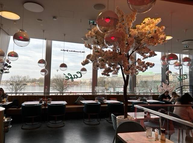 Beste Aussicht auf die Hamburger Binnenalster bietet das Café Mit freundlichen Grüßen in der Innenstadt / ©Raja Nickels