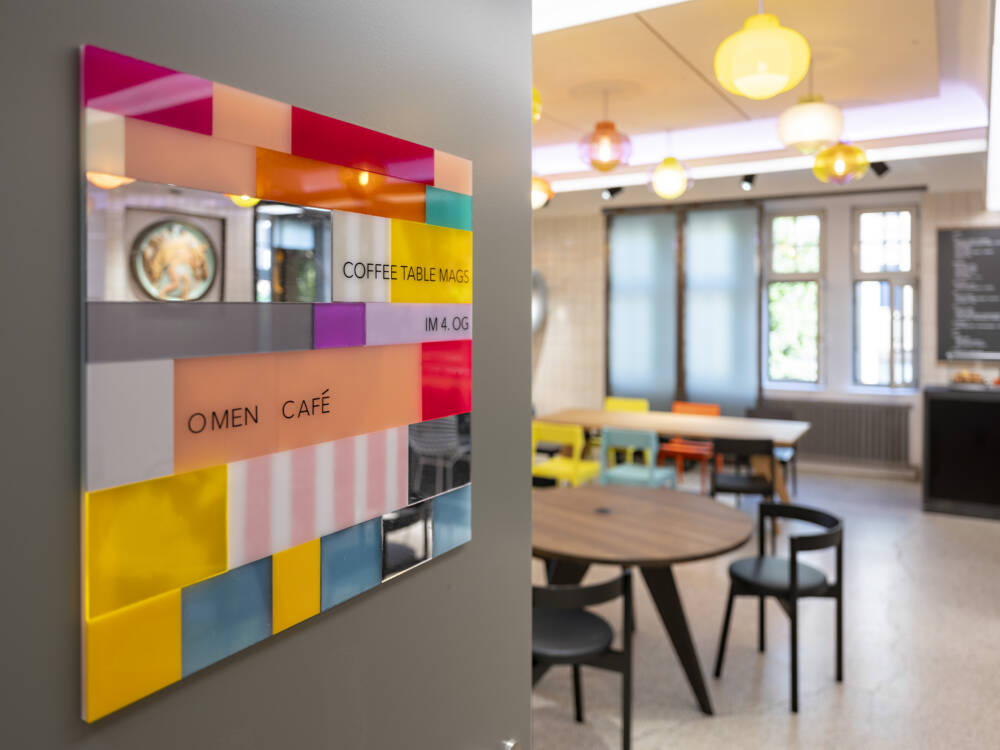 Das Omen Café in der Hamburger Innenstadt setzt auf bunte Möbel, Wände und Säulen / ©Thorsten Baering