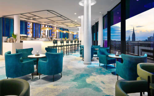 Die Blick Bar im The Westin Hotel Hamburg besticht mit hochwertiger Einrichtung und tollem Ausblick / ©Blick Bar