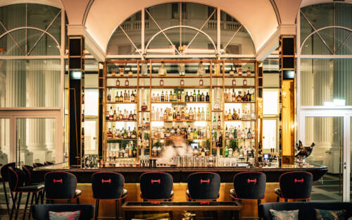 Die Bogenfenster über der Bar der Atlantic Bar unterstreicht das stilvoll-gehobene Ambiente / ©Marc Sill