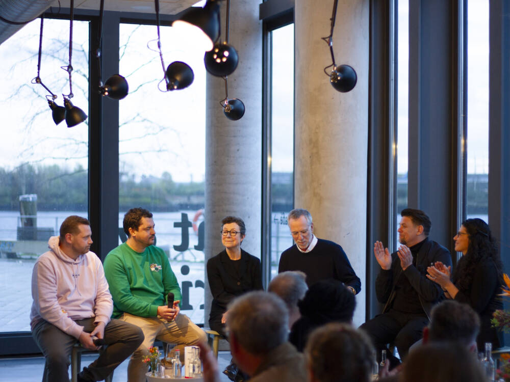 Diskutierten über das Thema „So einfach und gut i(s)st Hamburg“: Valentin Broer, Vena Steinkönig, Elisabeth Füngers, Markus Tirok, Tim Mälzer und Nessy Rose (v. l. n. r) / ©Johanna Zobel