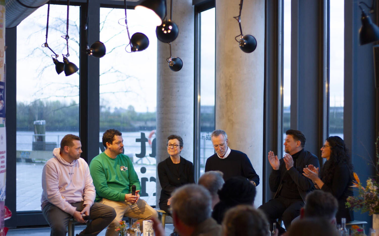 Diskutierten über das Thema „So einfach und gut i(s)st Hamburg“: Valentin Broer, Vena Steinkönig, Elisabeth Füngers, Markus Tirok, Tim Mälzer und Nessy Rose (v. l. n. r) / ©Johanna Zobel